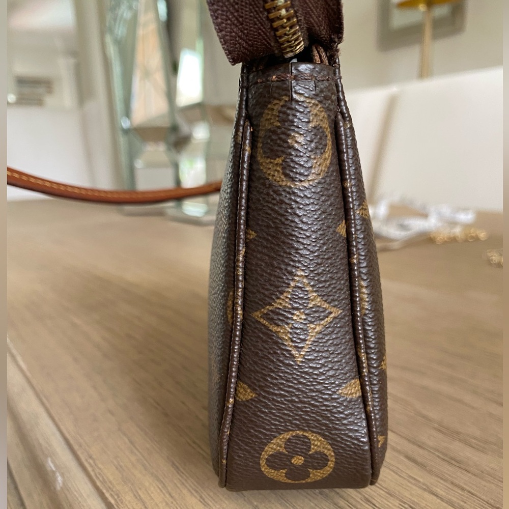 Louis Vuitton Pouchette - Authenitic - Original Owner - 3 Straps, Box, & Dustbag - Picture 9 of 17